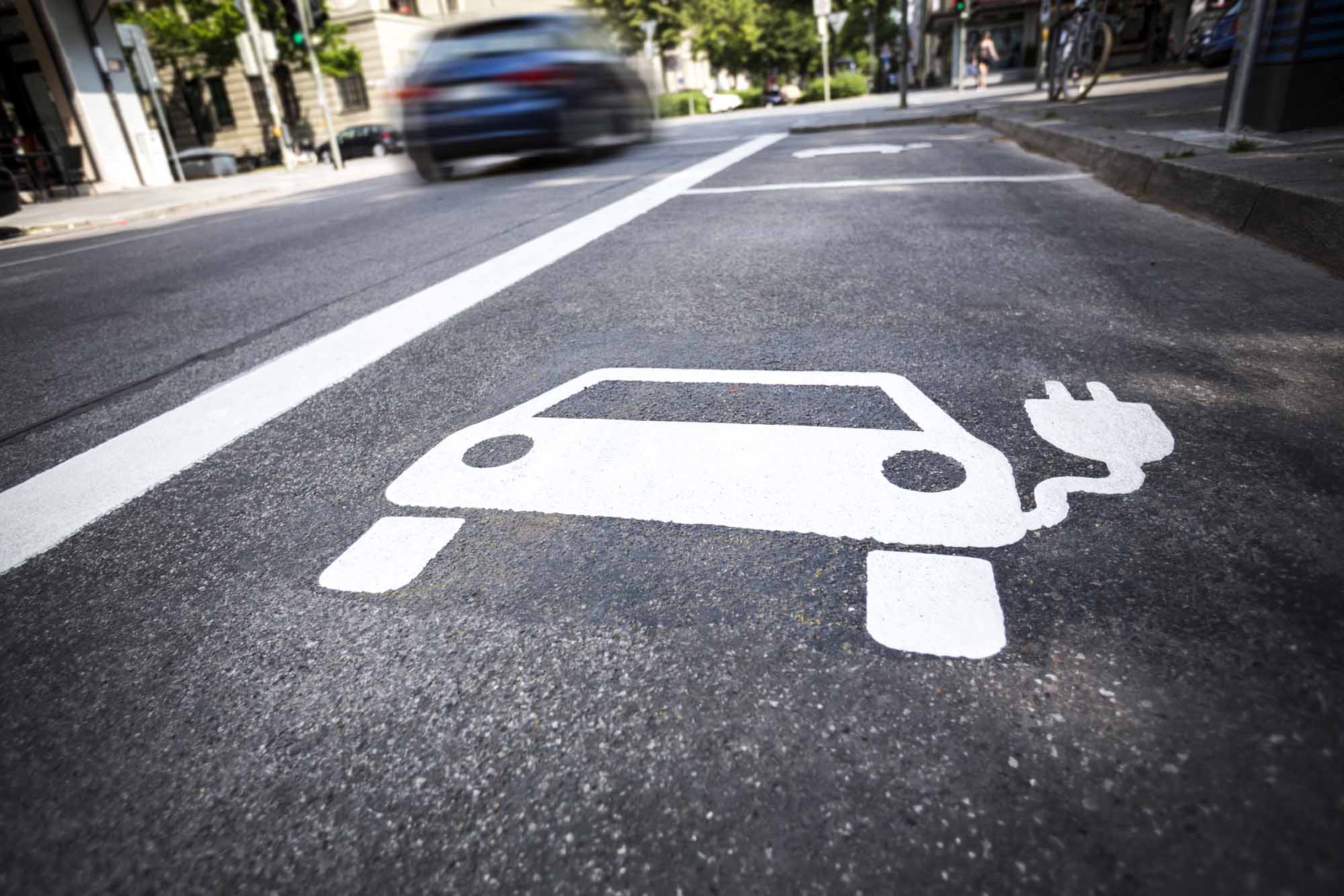 Symbol für Elektrotankstelle fuer Elektroautos auf der Straße